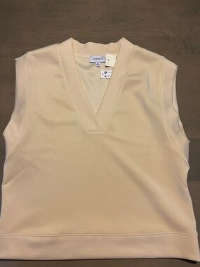Evereve Cream V-Neck Sleeveless top